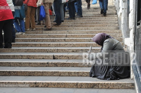 Venice october 2010 - Beggar and tourists in Venice turismo mendicante ©Graziano Arici/Rosebud2