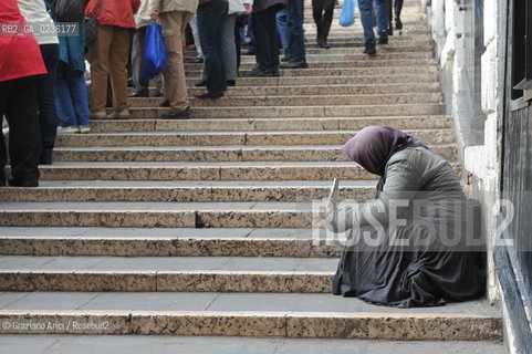 Venice october 2010 - Beggar and tourists in Venice turismo mendicante ©Graziano Arici/Rosebud2