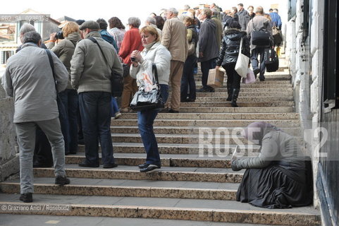 Venice october 2010 - Beggar and tourists in Venice turismo mendicante ©Graziano Arici/Rosebud2