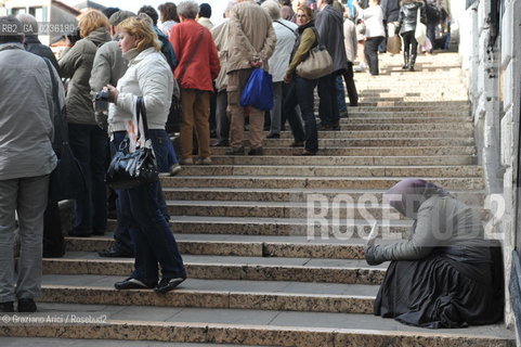 Venice october 2010 - Beggar and tourists in Venice turismo mendicante ©Graziano Arici/Rosebud2