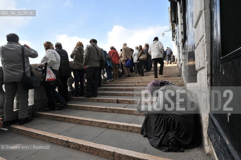 Venice october 2010 - Beggar and tourists in Venice turismo mendicante ©Graziano Arici/Rosebud2