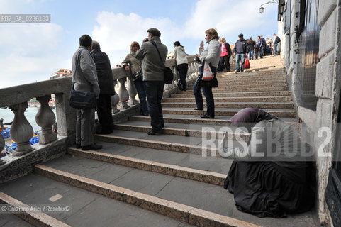 Venice october 2010 - Beggar and tourists in Venice turismo mendicante ©Graziano Arici/Rosebud2