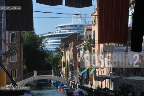 Venice october 2010 - Tourists and cruise liner in Venice turismo nave castello ©Graziano Arici/Rosebud2