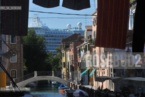 Venice october 2010 - Tourists and cruise liner in Venice turismo nave castello ©Graziano Arici/Rosebud2