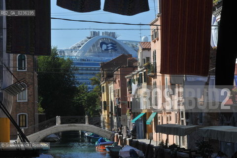 Venice october 2010 - Tourists and cruise liner in Venice turismo nave castello ©Graziano Arici/Rosebud2