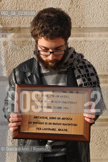 Venice october 2010 - Informatic Beggar  in Venice mendicante informatico apple ©Graziano Arici/Rosebud2
