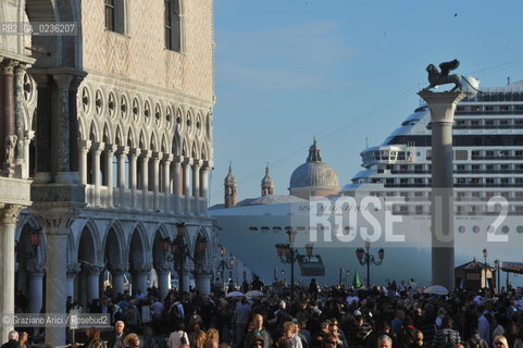 Venice october 2010 - Tourists and cruise liner in Venice turismo nave ©Graziano Arici/Rosebud2