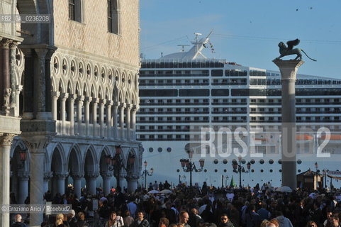 Venice october 2010 - Tourists and cruise liner in Venice turismo nave ©Graziano Arici/Rosebud2
