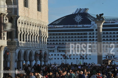 Venice october 2010 - Tourists and cruise liner in Venice turismo nave ©Graziano Arici/Rosebud2