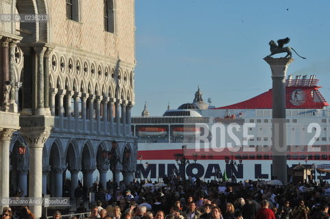 Venice october 2010 - Tourists and cruise liner in Venice turismo nave ©Graziano Arici/Rosebud2