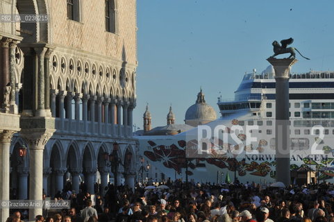 Venice october 2010 - Tourists and cruise liner in Venice turismo nave ©Graziano Arici/Rosebud2