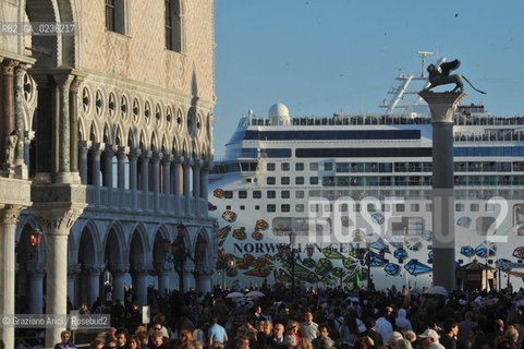 Venice october 2010 - Tourists and cruise liner in Venice turismo nave ©Graziano Arici/Rosebud2