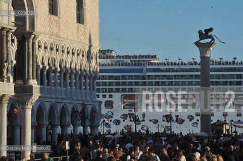 Venice october 2010 - Tourists and cruise liner in Venice turismo nave ©Graziano Arici/Rosebud2