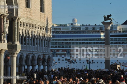 Venice october 2010 - Tourists and cruise liner in Venice turismo nave ©Graziano Arici/Rosebud2