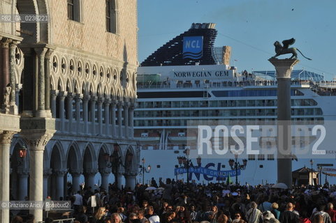 Venice october 2010 - Tourists and cruise liner in Venice turismo nave ©Graziano Arici/Rosebud2