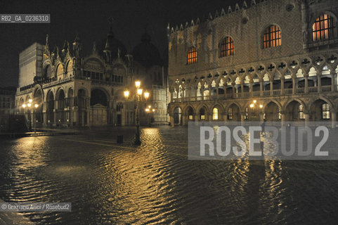 VENEZIA 1/12/10 _ High tide in St.Markss square - Alta mare a S.Marco acqua alta ©Graziano Arici/Rosebud2
