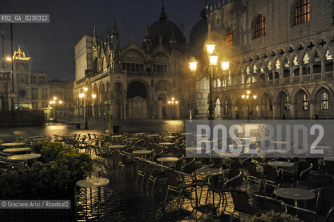 VENEZIA 1/12/10 _ High tide in St.Markss square - Alta mare a S.Marco acqua alta ©Graziano Arici/Rosebud2