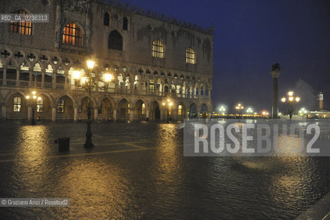 VENEZIA 1/12/10 _ High tide in St.Markss square - Alta mare a S.Marco acqua alta ©Graziano Arici/Rosebud2