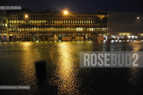 VENEZIA 1/12/10 _ High tide in St.Markss square - Alta mare a S.Marco acqua alta ©Graziano Arici/Rosebud2