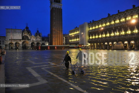 VENEZIA 1/12/10 _ High tide in St.Markss square - Alta mare a S.Marco acqua alta ©Graziano Arici/Rosebud2