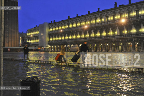 VENEZIA 1/12/10 _ High tide in St.Markss square - Alta mare a S.Marco acqua alta ©Graziano Arici/Rosebud2