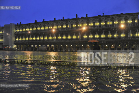 VENEZIA 1/12/10 _ High tide in St.Markss square - Alta mare a S.Marco acqua alta ©Graziano Arici/Rosebud2