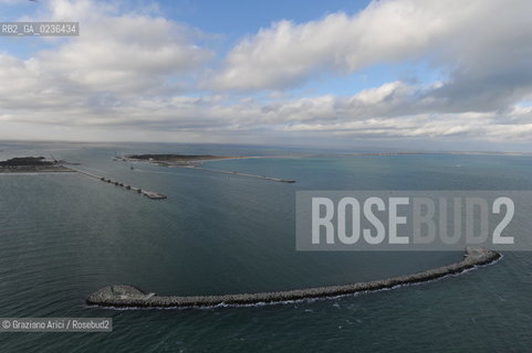 VENEZIA 13/12/10 FOTO AEREE AI LAVORI IN CORSO  PER LA COSTRUZIONE DELLE DIGHE MOBILI ALLA BOCCA DEL PORTO DI CHIOGGIA ©Graziano Arici/Rosebud2 CONSORZIO VENEZIA NUOVA