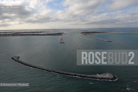 VENEZIA 13/12/10 FOTO AEREE AI LAVORI IN CORSO  PER LA COSTRUZIONE DELLE DIGHE MOBILI ALLA BOCCA DEL PORTO DI CHIOGGIA ©Graziano Arici/Rosebud2 CONSORZIO VENEZIA NUOVA