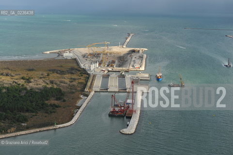 VENEZIA 13/12/10 FOTO AEREE AI LAVORI IN CORSO  PER LA COSTRUZIONE DELLE DIGHE MOBILI ALLA BOCCA DEL PORTO DI CHIOGGIA ©Graziano Arici/Rosebud2 CONSORZIO VENEZIA NUOVA