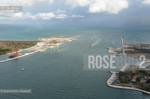 VENEZIA 13/12/10 FOTO AEREE AI LAVORI IN CORSO  PER LA COSTRUZIONE DELLE DIGHE MOBILI ALLA BOCCA DEL PORTO DI CHIOGGIA ©Graziano Arici/Rosebud2 CONSORZIO VENEZIA NUOVA