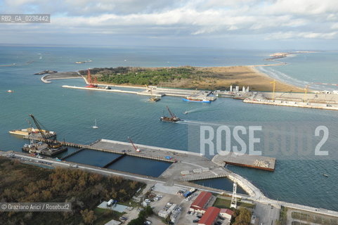 VENEZIA 13/12/10 FOTO AEREE AI LAVORI IN CORSO  PER LA COSTRUZIONE DELLE DIGHE MOBILI ALLA BOCCA DEL PORTO DI CHIOGGIA ©Graziano Arici/Rosebud2 CONSORZIO VENEZIA NUOVA