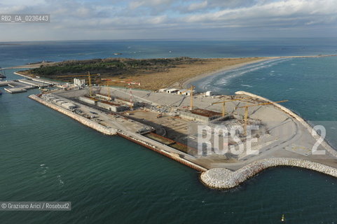 VENEZIA 13/12/10 FOTO AEREE AI LAVORI IN CORSO  PER LA COSTRUZIONE DELLE DIGHE MOBILI ALLA BOCCA DEL PORTO DI CHIOGGIA ©Graziano Arici/Rosebud2 CONSORZIO VENEZIA NUOVA