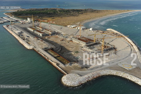 VENEZIA 13/12/10 FOTO AEREE AI LAVORI IN CORSO  PER LA COSTRUZIONE DELLE DIGHE MOBILI ALLA BOCCA DEL PORTO DI CHIOGGIA ©Graziano Arici/Rosebud2 CONSORZIO VENEZIA NUOVA