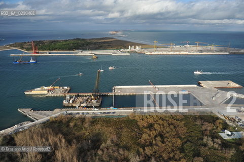 VENEZIA 13/12/10 FOTO AEREE AI LAVORI IN CORSO  PER LA COSTRUZIONE DELLE DIGHE MOBILI ALLA BOCCA DEL PORTO DI CHIOGGIA ©Graziano Arici/Rosebud2 CONSORZIO VENEZIA NUOVA