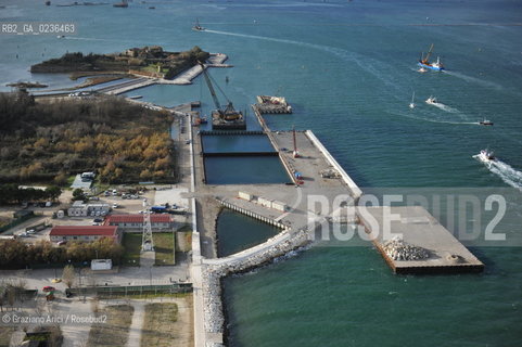 VENEZIA 13/12/10 FOTO AEREE AI LAVORI IN CORSO  PER LA COSTRUZIONE DELLE DIGHE MOBILI ALLA BOCCA DEL PORTO DI CHIOGGIA ©Graziano Arici/Rosebud2 CONSORZIO VENEZIA NUOVA
