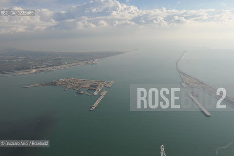 VENEZIA 13/12/10 FOTO AEREE AI LAVORI IN CORSO  PER LA COSTRUZIONE DELLE DIGHE MOBILI ALLA BOCCA DEL PORTO DI LIDO ©Graziano Arici/Rosebud2 CONSORZIO VENEZIA NUOVA