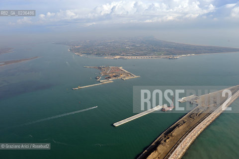 VENEZIA 13/12/10 FOTO AEREE AI LAVORI IN CORSO  PER LA COSTRUZIONE DELLE DIGHE MOBILI ALLA BOCCA DEL PORTO DI LIDO ©Graziano Arici/Rosebud2 CONSORZIO VENEZIA NUOVA