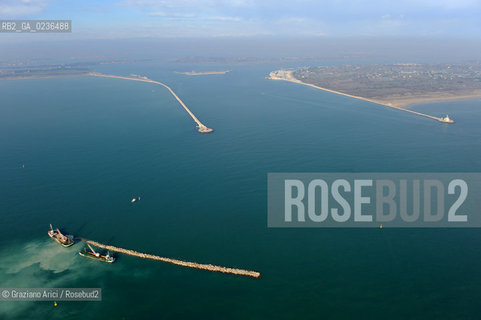VENEZIA 13/12/10 FOTO AEREE AI LAVORI IN CORSO  PER LA COSTRUZIONE DELLE DIGHE MOBILI ALLA BOCCA DEL PORTO DI LIDO ©Graziano Arici/Rosebud2 CONSORZIO VENEZIA NUOVA
