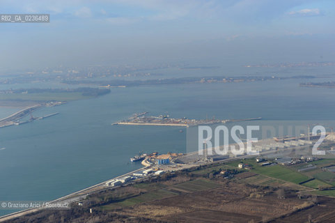 VENEZIA 13/12/10 FOTO AEREE AI LAVORI IN CORSO  PER LA COSTRUZIONE DELLE DIGHE MOBILI ALLA BOCCA DEL PORTO DI LIDO ©Graziano Arici/Rosebud2 CONSORZIO VENEZIA NUOVA