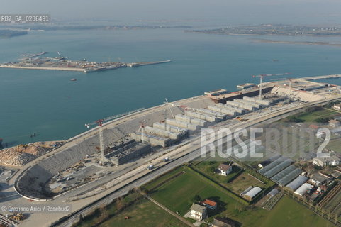 VENEZIA 13/12/10 FOTO AEREE AI LAVORI IN CORSO  PER LA COSTRUZIONE DELLE DIGHE MOBILI ALLA BOCCA DEL PORTO DI LIDO ©Graziano Arici/Rosebud2 CONSORZIO VENEZIA NUOVA