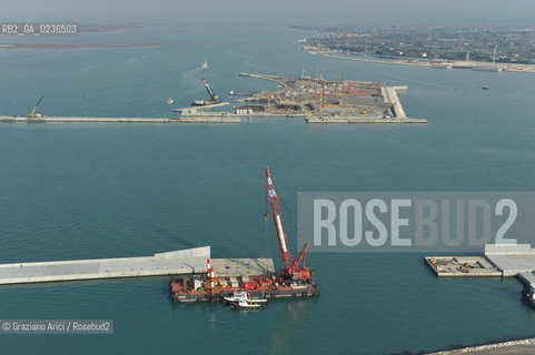 VENEZIA 13/12/10 FOTO AEREE AI LAVORI IN CORSO  PER LA COSTRUZIONE DELLE DIGHE MOBILI ALLA BOCCA DEL PORTO DI LIDO ©Graziano Arici/Rosebud2 CONSORZIO VENEZIA NUOVA