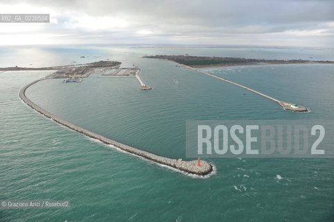 VENEZIA 13/12/10 FOTO AEREE AI LAVORI IN CORSO  PER LA COSTRUZIONE DELLE DIGHE MOBILI ALLA BOCCA DEL PORTO DI MALAMOCCO ©Graziano Arici/Rosebud2 CONSORZIO VENEZIA NUOVA