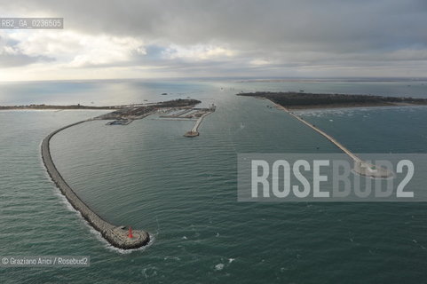 VENEZIA 13/12/10 FOTO AEREE AI LAVORI IN CORSO  PER LA COSTRUZIONE DELLE DIGHE MOBILI ALLA BOCCA DEL PORTO DI MALAMOCCO ©Graziano Arici/Rosebud2 CONSORZIO VENEZIA NUOVA