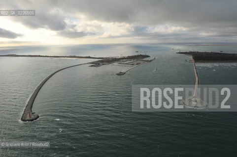 VENEZIA 13/12/10 FOTO AEREE AI LAVORI IN CORSO  PER LA COSTRUZIONE DELLE DIGHE MOBILI ALLA BOCCA DEL PORTO DI MALAMOCCO ©Graziano Arici/Rosebud2 CONSORZIO VENEZIA NUOVA