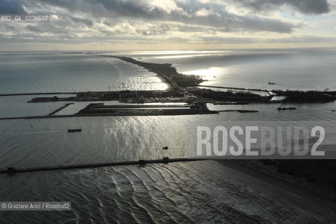 VENEZIA 13/12/10 FOTO AEREE AI LAVORI IN CORSO  PER LA COSTRUZIONE DELLE DIGHE MOBILI ALLA BOCCA DEL PORTO DI MALAMOCCO ©Graziano Arici/Rosebud2 CONSORZIO VENEZIA NUOVA