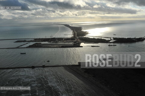 VENEZIA 13/12/10 FOTO AEREE AI LAVORI IN CORSO  PER LA COSTRUZIONE DELLE DIGHE MOBILI ALLA BOCCA DEL PORTO DI MALAMOCCO ©Graziano Arici/Rosebud2 CONSORZIO VENEZIA NUOVA