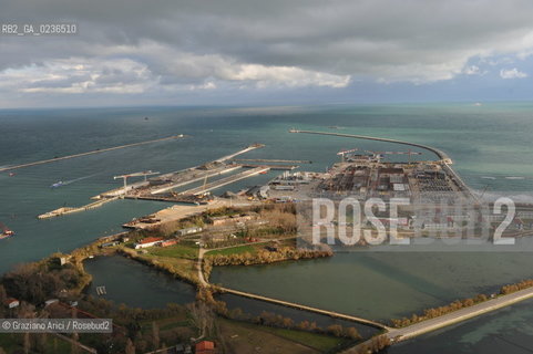 VENEZIA 13/12/10 FOTO AEREE AI LAVORI IN CORSO  PER LA COSTRUZIONE DELLE DIGHE MOBILI ALLA BOCCA DEL PORTO DI MALAMOCCO ©Graziano Arici/Rosebud2 CONSORZIO VENEZIA NUOVA