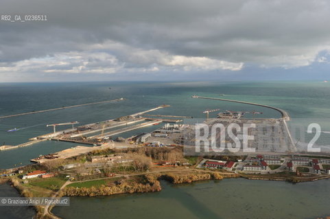 VENEZIA 13/12/10 FOTO AEREE AI LAVORI IN CORSO  PER LA COSTRUZIONE DELLE DIGHE MOBILI ALLA BOCCA DEL PORTO DI MALAMOCCO ©Graziano Arici/Rosebud2 CONSORZIO VENEZIA NUOVA