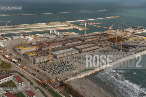 VENEZIA 13/12/10 FOTO AEREE AI LAVORI IN CORSO  PER LA COSTRUZIONE DELLE DIGHE MOBILI ALLA BOCCA DEL PORTO DI MALAMOCCO ©Graziano Arici/Rosebud2 CONSORZIO VENEZIA NUOVA