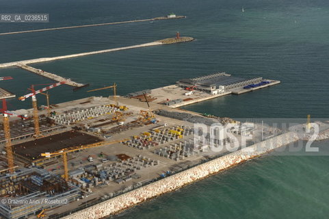 VENEZIA 13/12/10 FOTO AEREE AI LAVORI IN CORSO  PER LA COSTRUZIONE DELLE DIGHE MOBILI ALLA BOCCA DEL PORTO DI MALAMOCCO ©Graziano Arici/Rosebud2 CONSORZIO VENEZIA NUOVA